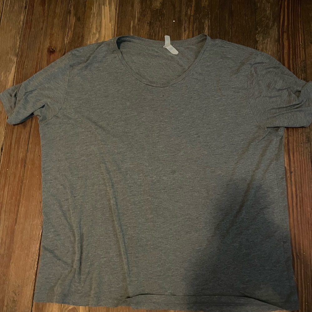 Mens hem neck t shirt. Gray. Xl.